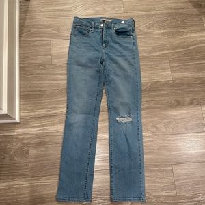 Levi heigh rise straight jeans - light wash with rip in one knee